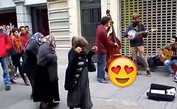 Caz Yapan Sokak Müzisyenlerine Danslarıyla Eşlik Eden Mendilci Teyzeler