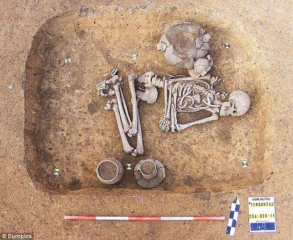 Benzer şekilde, "dişil" mezar eşyaları ile bir erkek iskeleti kalıntıları bulunduğunda aynı cinsel spekülasyonlar üretiliyor.