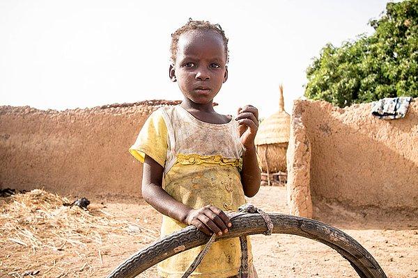 1. Burkina Faso'da kişi başı 29 dolara geçinilen bir evde, bir çocuğun en sevdiği oyuncak eski bir bisiklet tekerleği.