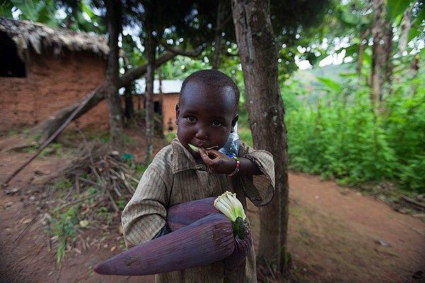 2. Aynı gelir düzeyinde Burundi'de yaşayan bu çocuk ise, mısır koçanlarıyla oynamayı seviyor.