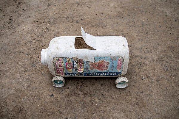 5. Haiti'de kişi başı aylık geliri 39 dolar olan bir evde, en sevilen oyuncak plastik şişeden yapılmış bir araba.