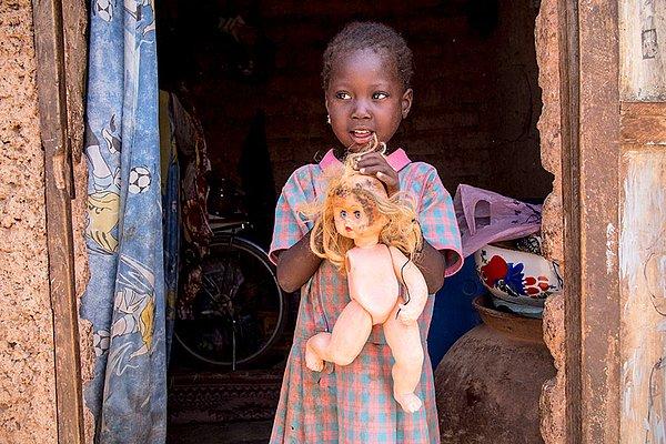 8. Burkina Faso'da 45 dolarlık gelirli bu ailenin çocuğu plastik bebeğini seviyor.