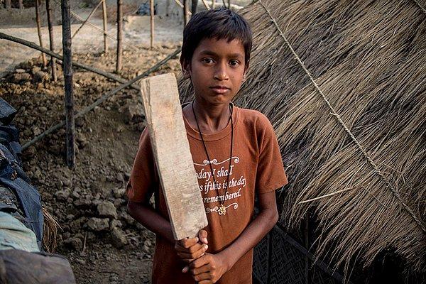 11. Hindistan'da kişi başına düşen gelirin 65 dolar olduğu bu evin çocuğunun en sevdiği oyuncak, ev yapımı bir kriket sopası.