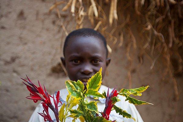 12. Ruanda'da kişi başına gelirin 72 dolar olduğu evdeki çocuk yapraklar ve dallarla oynamayı seviyor...
