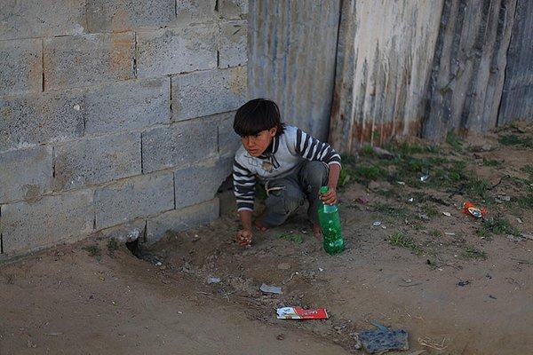 14. Filistinli ailenin aylık kişi başı geliri 112 dolar. Çocuğun en sevdiği oyuncak ise bir plastik şişe!