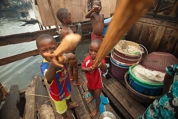 16. Nijerya'da kişi başı gelirin 124 dolar olduğu evde, tahtadan çubuklar oyuncak olmuş.
