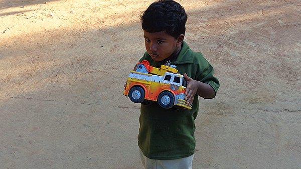 18. Hindistan'da 245 dolarlık gelirli ailenin oğlu ve en sevdiği oyuncağı bir kamyon.