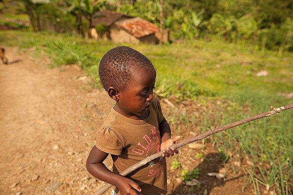 20. Ruandalı bu ailenin aylık kişi başı geliri 251 dolar, çocukların en sevdiği oyuncakları ise ağaç dalları ve çubuklar.