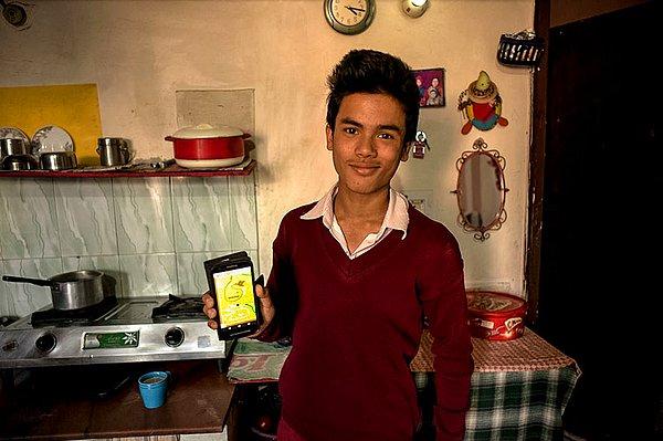 22. Hindistan'da aylık kişi başı 369 dolar gelirli evde en sevilen oyuncak bir cep telefonu.
