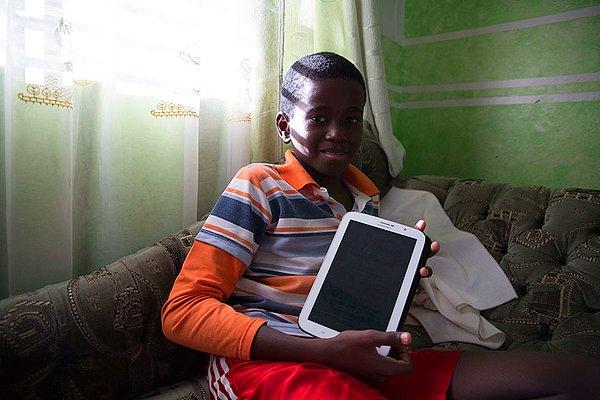 28. Kenya'daki bu aile aylık kişi başı 3268 dolar ile geçiniyor. Çocuklarının en sevdiği oyuncak bir tablet bilgisayar.