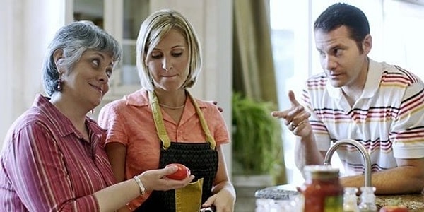 3. Всегда делайте тёще комплименты по поводу её внешнего вида