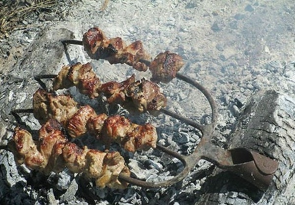 3. Нет под рукой шампуров, говорите? А на что вам тогда вилы?