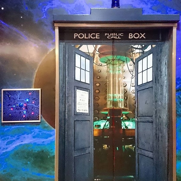 5. Лифт для фанатов сериала "Доктор Кто".
