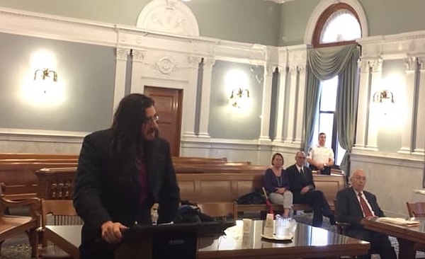 7. Все это не подействовало на мужчину, и тогда, отчаявшись, Марк и Кристина обратились в суд.