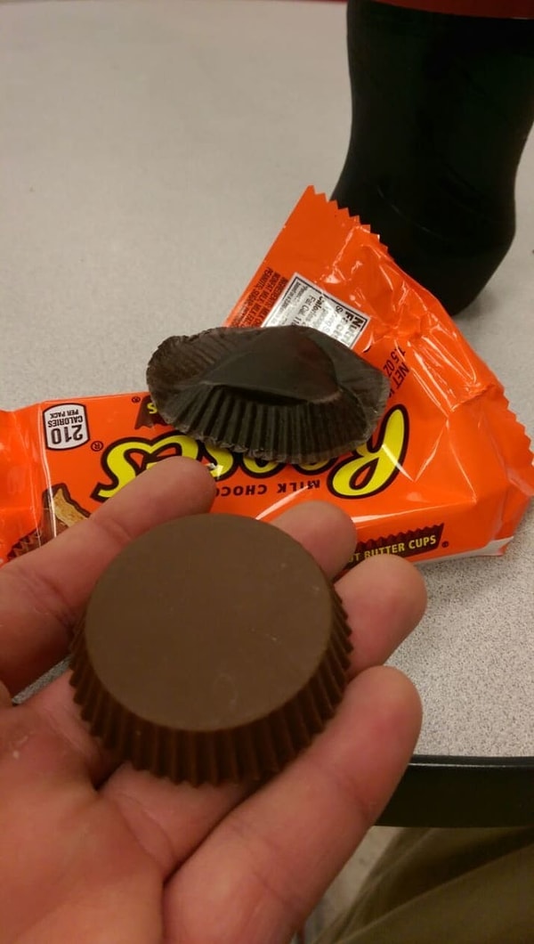 3. Раскрываете вы в спешке упаковку, а оттуда вываливается отточенный во всех смыслах кексик. Сразу и есть расхотелось, жалко же! 😗