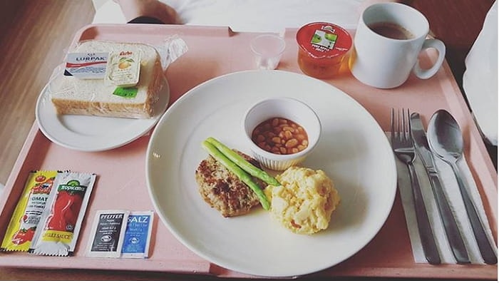 Гречневая каша и кусочек колбаски: 16 фото о том, что едят люди в больницах разных стран мира