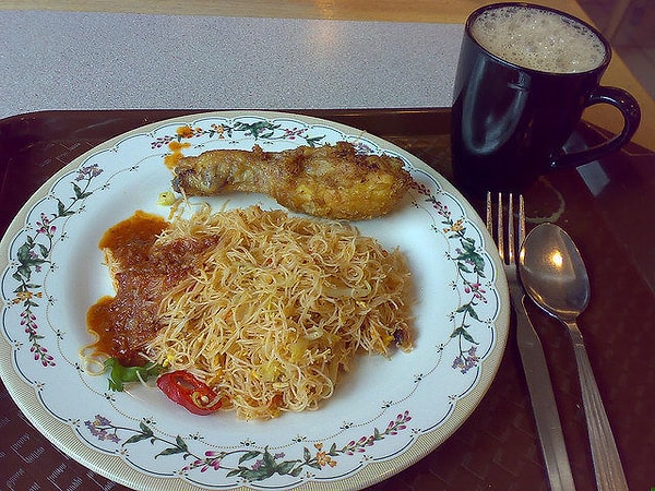 6. Малайзия: плов, курица и стакан молока.