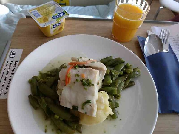 13. Голландия: рыба, фасоль, пюре, пудинг и апельсиновый сок.