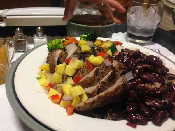 14. ОАЭ: курица, мексиканская фасоль и сладкое.