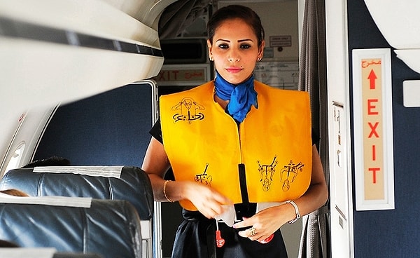 7. Если самолет приземлился на воду, не надувайте спасательный жилет на борту.