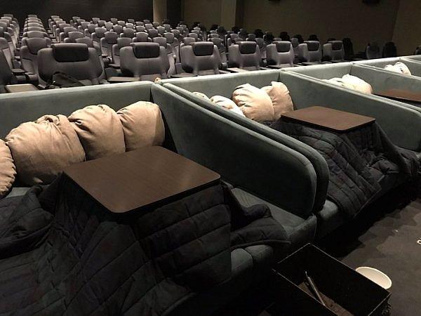 6. Kotatsu masaları ve alttan ısıtmasıyla sizi evinizde hissettirecek sinema salonu. ☺️🎬