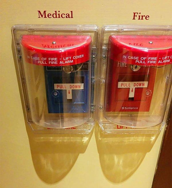 13. Her acil durumda itfaiyenin gelmesine gerek olmadığından, tıbbi yardım ve yangın alarmı için iki farklı düğme. 🚑🚒
