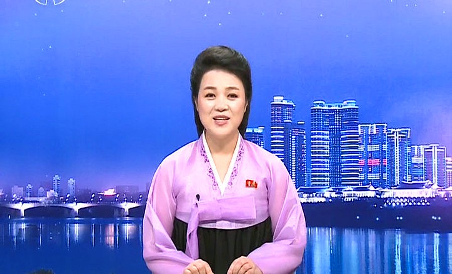 Korean central tv. Телевидение КНДР. Корейское Телевидение. Телеканалы Кореи. Северокорейская телеведущая.