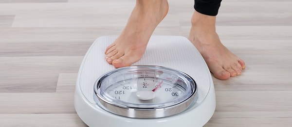 7. Вы также, возможно, замечали, что после интенсивной тренировки, во время которой вы хорошенько пропотели, стрелка весов показывает значительно меньшую цифру. Однако это не значит, что вы сбросили несколько кило жира, вы всего лишь избавились от некоторого количества жидкости.