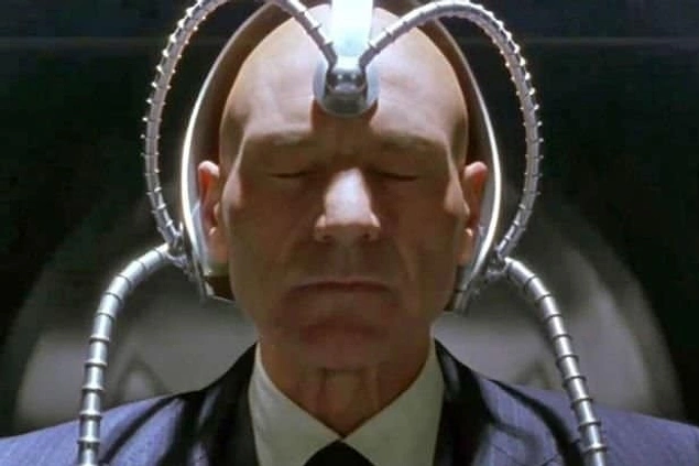 X-Mansion'da gezindiği sırada Cerebro'yu takmayı da ihmal etmedi. "Patrick Stewart gibi kokuyor." dediği anda yine kırdı geçirdi.