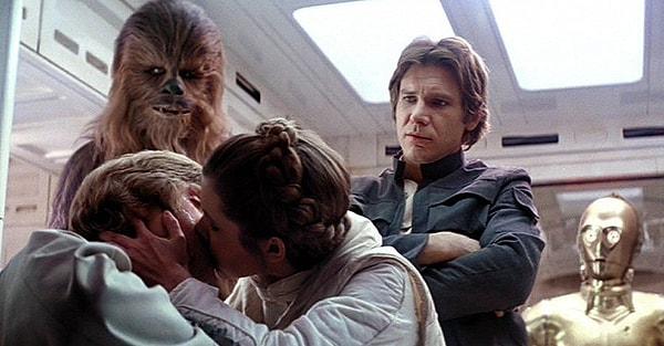 6. Wade ilk filmde olduğu gibi yine Star Wars'a takılıyor. Luke ve Leia'yı ensest ilişkide sanıyor, neyse ki Vanessa düzeltiyor.