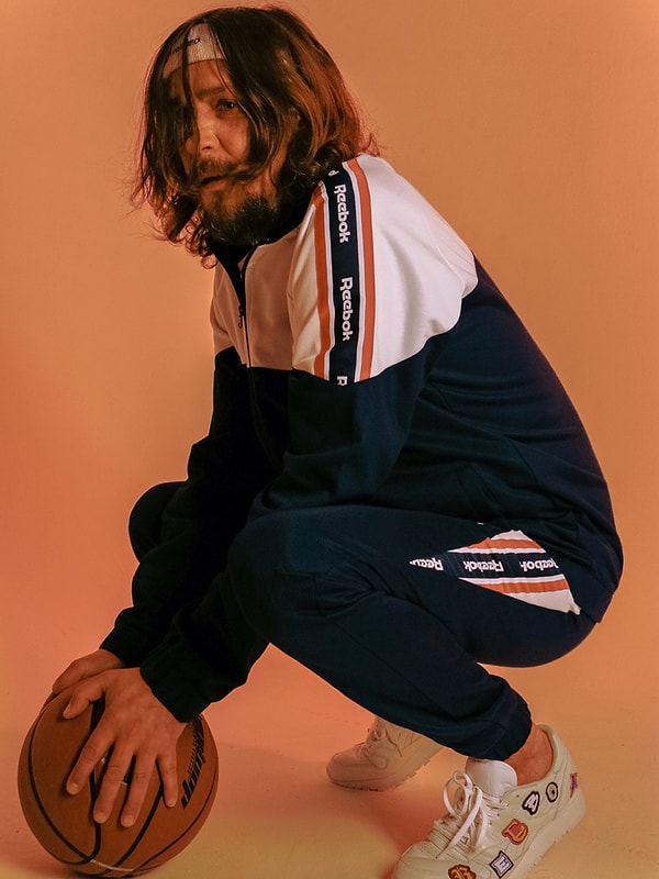 2. Когда Роман, предприниматель по роду деятельности, вернулся в родную Москву, он решился на создание интересного фотопроекта, который назвал "Снова 20".