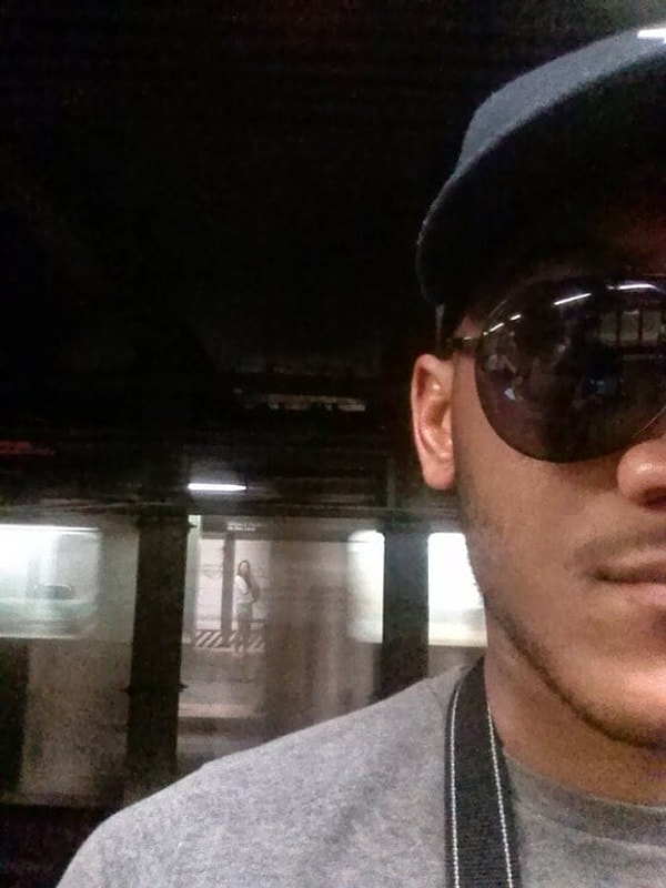 1. «Я, конечно, мастер селфи, но никогда бы не подумал, что поймаю такую фотобомбу на заднем плане».