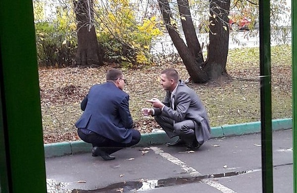 1) они сидят на корточках 👇