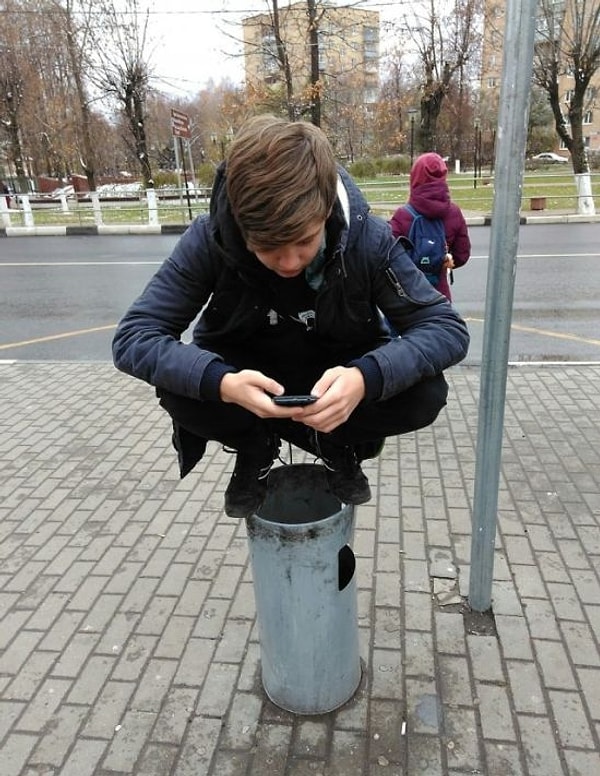 7. Если говорить о сидении на корточках, то корни его исходят из тюрьмы. В дневное время кровати поднимали, поэтому заключённые вынуждены были всё время проводить на ногах: стульев не было, а пол был слишком холодный, чтобы на нём сидеть.