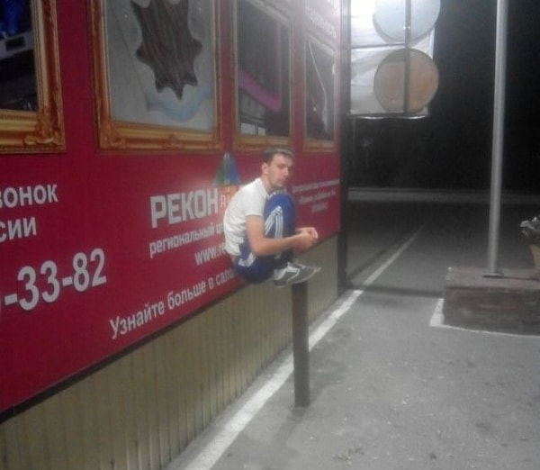 8. Одним словом, корточки в России - это как объёмные штаны рэперов и бывших заключённых в США.