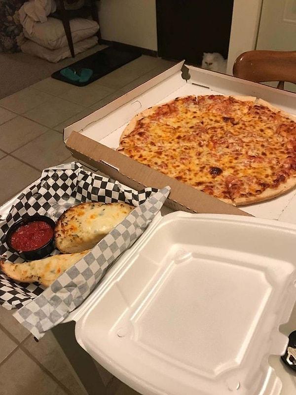 14. "Ailem 341 mil uzakta yaşıyor ve babama eve pizza siparişi vermek konusunda bir espri yaptım. Bakın kapımda ne buldum."