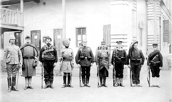 5. Солдаты Альянса восьми держав, 1900 г. Слева направо: Британия, США, Россия, Индия, Германия, Франция, Австро-Венгрия, Италия, Япония.