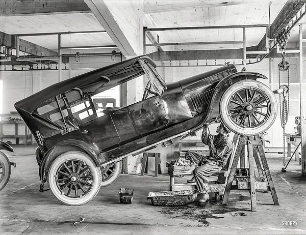 15. Автомобиль фирмы «Студебеккер» в ремонтной мастерской, 1919 г.