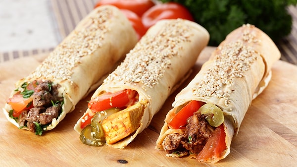 6. Шаурма(,) или шаверма(,) считается самой распространенной уличной едой.