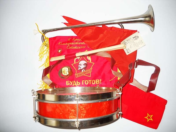 12. Какую атрибутику получал новоиспеченный пионер при вступлении в отряд?