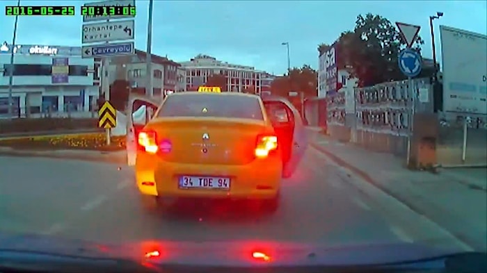 Sarı Taksicinin Neden Yol Verdin Kavgası: 'Herkese Yol Mu Verilir?'