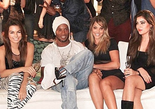 Есть также сведения, что в августе этого года состоится самое настоящее бракосочетание. Только не в классическом понимании этого слова, ведь Роналдиньо планирует сочетаться узами брака сразу с двумя женщинами, Присциллой Коэльо и Беатрис Суза.