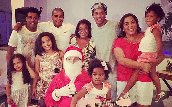 По слухам, один из близких родственников звезды выступил категорически против такого многоженства. Этот человек на свадьбу приходить не собирается.