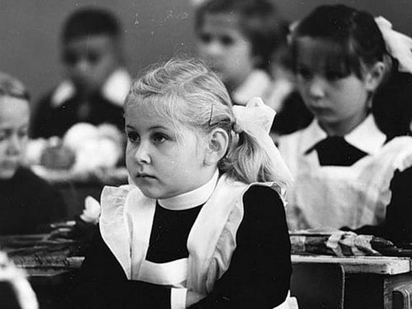 8. Какого цвета были платья у советских школьниц?