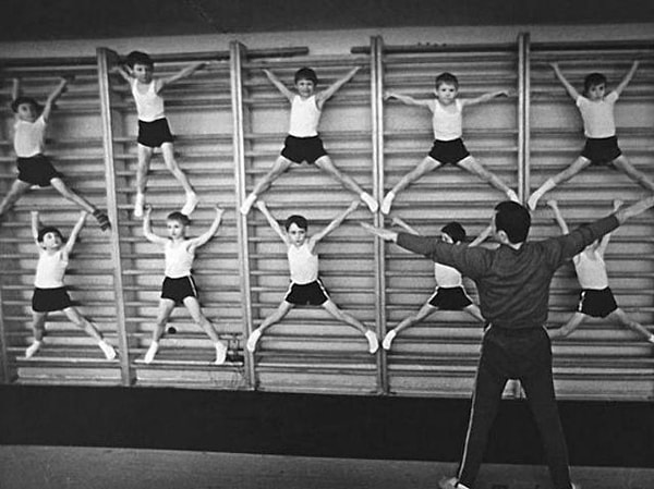 10. Через что (или кого) прыгали на уроках физкультуры?