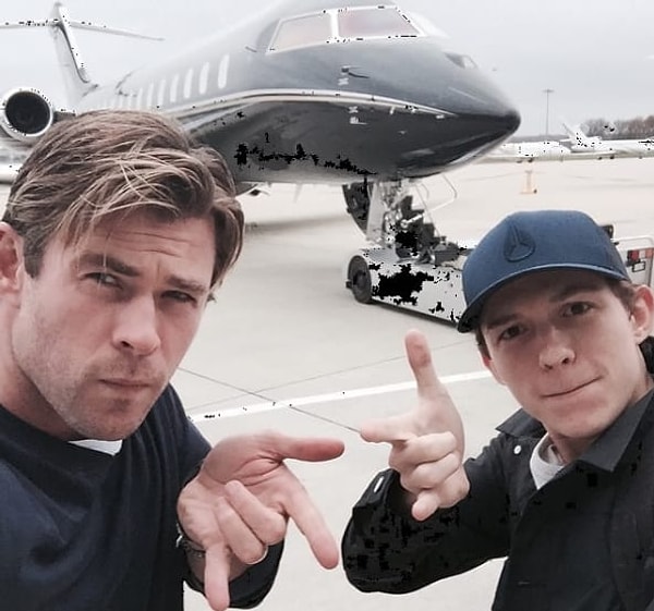 1. Тор и Человек-паук дурачатся на взлетно-посадочной полосе...