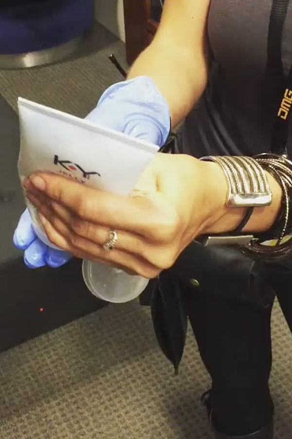 13. Небулу намазывают гелем, чтобы она могла втиснуться в свой супертесный костюм: