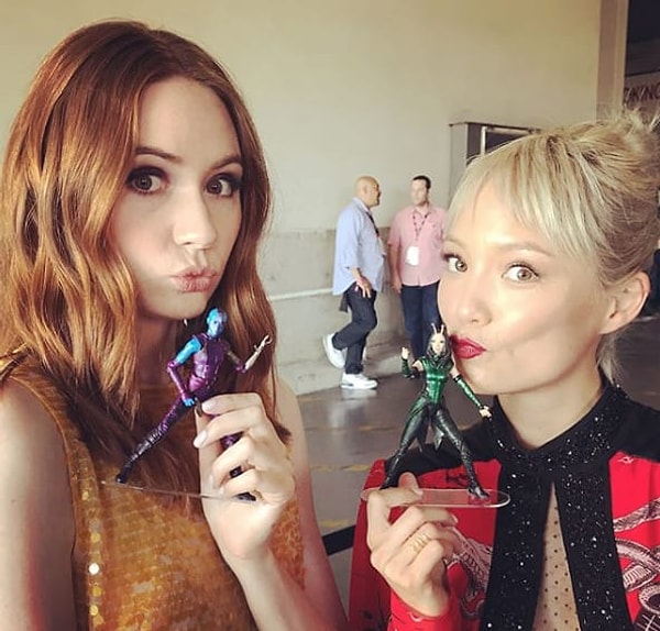 33. Небула и Мантис позируют со своими экшен-фигурками: