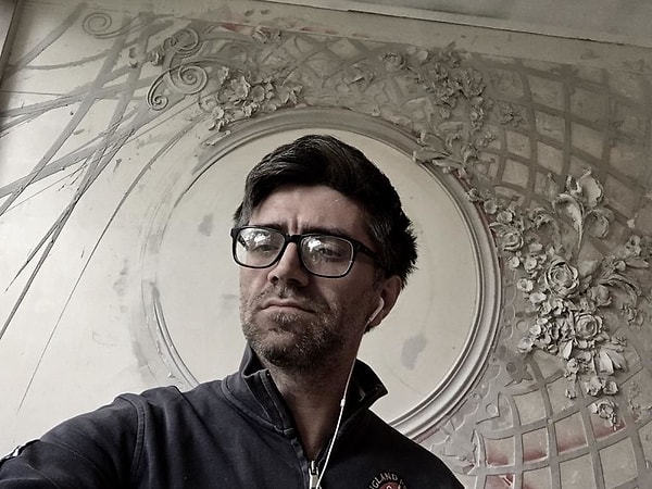 1. Художника зовут  Гога Тандашвили.