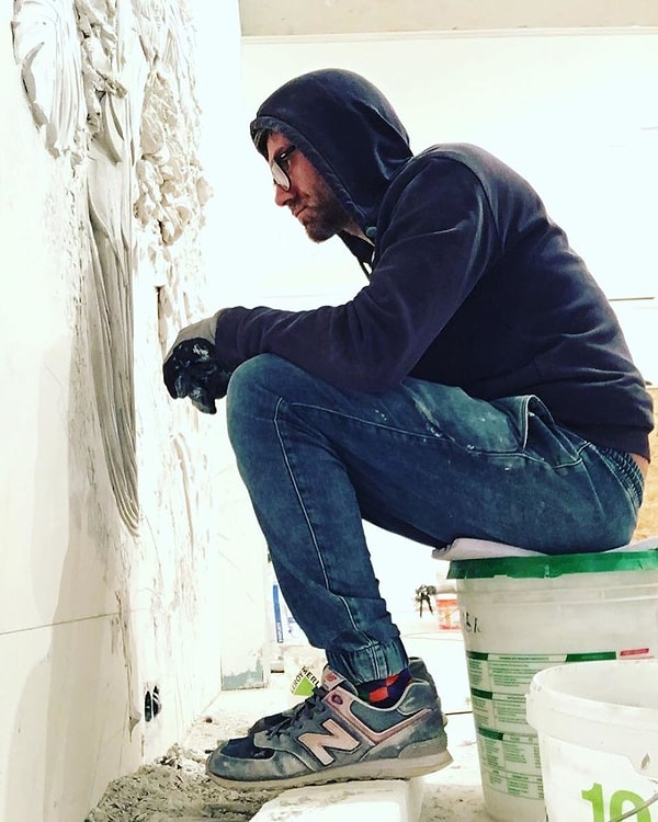 3. Гога использует древнюю технику под названием барельеф.